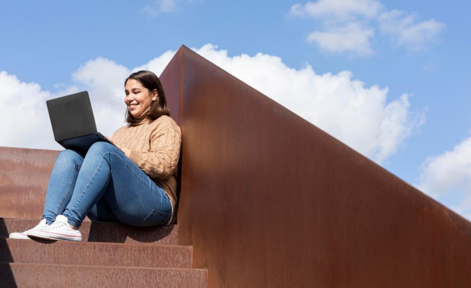 Équipe d'analystes financiers travaillant sur des rapports d'entreprise et des graphiques économiques